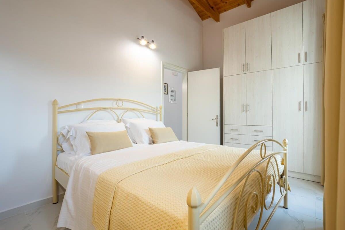 Mani Stone Built Home A Breath Away To The Sea Stoúpa Exterior foto